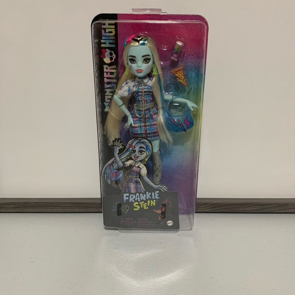 Monster High®: Frankie Stein™ Day Out Doll with Accessories-New